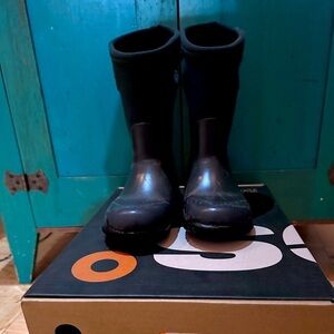 BOGS boys size 11 Kids York solid in navy/marine color. In good condition